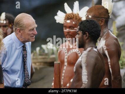 Photo du dossier datée du 01/03/02, du duc d'Édimbourg, parlant à des artistes autochtones après avoir regardé un spectacle culturel au parc culturel aborigène de Tjapukai, Cairns, Queensland, Australie. Le duc a surpris les aborigènes lorsqu'il leur a demandé : « est-ce que tu as encore des lances les unes contre les autres ? ». Le duc d'Édimbourg était peut-être mieux connu pour ses gaffes. Il a choqué et parfois ravi le public avec ses propos et ses claangers. Date de publication : vendredi 4 avril 2021. Banque D'Images