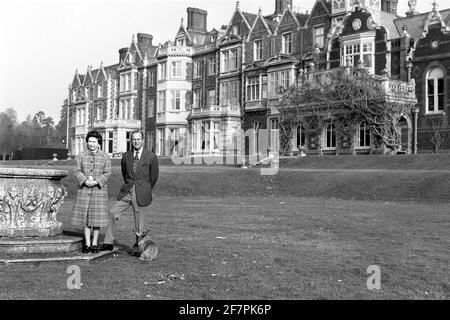 Photo du dossier datée du 06/02/82, de la reine Elizabeth II et du duc d'Édimbourg qui se posent dans le parc de la maison Sandringham, Norfolk, pour marquer le 30e anniversaire de l'accession de la reine au trône. La Reine possède en privé Sandringham House et son vaste domaine environnant, qui comprend 16,000 acres de terres agricoles, 3,500 acres de bois et 150 propriétés. Philippe a pris la responsabilité globale de la gestion de la succession au début du règne de QueenÕs en 1952. Il s'est concentré sur le maintien pour les générations futures, en s'assurant que la conservation était au cœur de la façon dont elle a été gérée. Le duc Banque D'Images