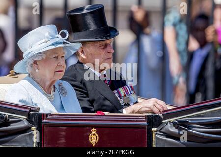 Buckingham Palace a annoncé le prince Philip, le duc d'Édimbourg, est décédé 99 ans - DOSSIER - la famille royale britannique à Trooping la Reine Elizabeth, le prince de Galles Charles, la duchesse de Cornwall Camilla, le duc et la duchesse de Cambridge, le prince George, la princesse Charlotte, Le Prince Andrew et la princesse Anne assistent à la trobing annuelle la couleur est d'honorer l'anniversaire officiel de la Reine à Londres, Royaume-Uni, le 17 juin 2017. Photo de Robin Utrecht/ABACAPRESS./Alamy Live News Banque D'Images