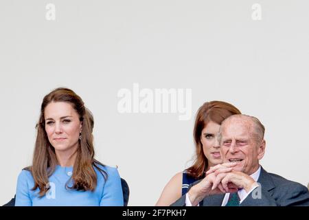 Buckingham Palace a annoncé que le prince Philip, duc d'Édimbourg, est décédé l'âge de 99 ans - DOSSIER - la duchesse de Cambridge avec le duc d'Édimbourg dans la boîte royale pour le déjeuner du patron au Mall, dans le centre de Londres, en l'honneur du 90e anniversaire de la reine. Le petit-fils de la Reine, Peter Phillips, a fait la fête de la rue pour 10,000 personnes, afin de souligner le patronage de plus de 600 organismes de bienfaisance et d'organisations par le monarque. Londres, Royaume-Uni, le dimanche 12 juin 2016. Photo de Robin Utrecht/ABACAPRESS./Alamy Live News Banque D'Images