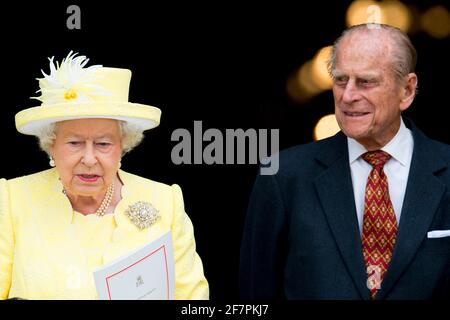 Buckingham Palace a annoncé que le prince Philip, duc d'Édimbourg, est décédé à l'âge de 99 ans - DOSSIER - la reine Elizabeth, le prince Philip, duc d'Édimbourg, Charles le prince de Galles et la duchesse Camilla de Cornwall, William et Kate, duc et duchesse de Cambridge, le prince Harry, La princesse Anne la princesse Royale et Timothy Lauwrence, le prince Andrew le duc de York, le prince Edward et la princesse Sophie le comte et la comtesse de Wessex, la princesse Beatrice et la princesse Eugénie assistent à l'action de grâces lors des célébrations du 90e anniversaire de la reine Elizabeth à la cathédrale Saint-Paul de Londo Banque D'Images