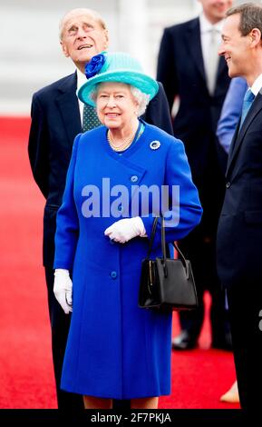 Buckingham Palace a annoncé que le prince Philip, le duc d'Édimbourg, a dépassé l'âge de 99 ans - DOSSIER - la reine Elizabeth II et le duc d'Édimbourg arrivent à l'aéroport de Berlin Tegel pour le début de leur visite d'État de quatre jours en Allemagne. Mardi 23 juin 2015. Au cours de la visite, la Reine et le duc seront invités d'honneur lors d'un banquet d'État, se rendra dans les camps de concentration et de prisonniers de guerre de Bergen-Belsen et tiendront une réunion privée avec la chancelière Angela Merkel. Photo de Robin Utrecht/ABACAPRESS./Alamy Live News Banque D'Images