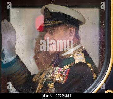 PHOTO DU DOSSIER : le prince Philip assiste à l'ouverture d'État du Parlement le 18 mai 2016 , accompagnant la reine Elizabeth II Crédit : Malcolm Park/Alay Live News. Banque D'Images