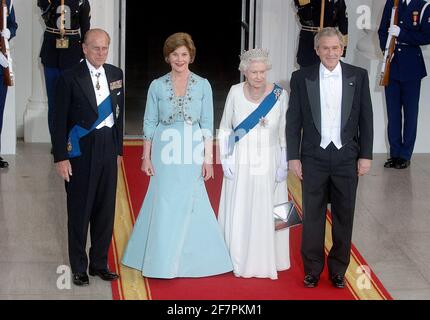 Buckingham Palace a annoncé que le prince Philip, duc d'Édimbourg, a dépassé l'âge de 99 ans - DOSSIER - S.A.R. la reine Elizabeth II, le prince Philip, duc d'Édimbourg, La première dame Laura Bush et le président américain George W. Bush arrivent pour un dîner officiel à la Maison Blanche le 7 mai 2007 à Washington. La reine Elizabeth II et le prince Phillip, duc d'Édimbourg, sont en voyage de six jours aux États-Unis. Photo par Olivier Douliery/ABACAPRESS./Alamy Live News Banque D'Images