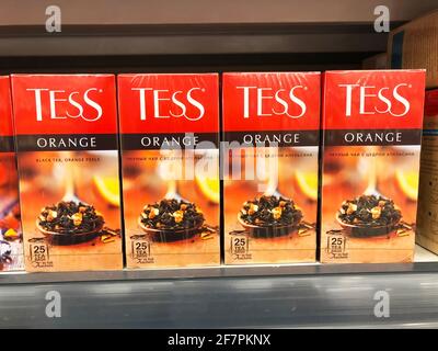 Thé noir Tess avec zeste d'orange dans des sachets de boîte, dans une étagère de supermarché gros plan, Russie, Saint-Pétersbourg. 08 avril 2021 Banque D'Images