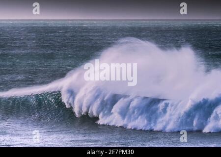 Grandes vagues et vents hauturiers forts au large de la côte de Newquay, dans les Cornouailles. Banque D'Images