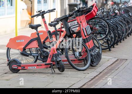 Vélos électriques VOI et scooters électriques garés à une collection Point à louer à Cambridge Royaume-Uni Banque D'Images