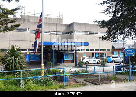 Eastbourne, East Sussex, Royaume-Uni. 09 avril 2021. Union Jack en Berne dans l'hôpital général du district d'Eastbourne à la suite de l'annonce du décès du duc d'Édimbourg, aujourd'hui âgé de 99 ans. Crédit photo : Paul Lawrenson /Alay Live News Banque D'Images