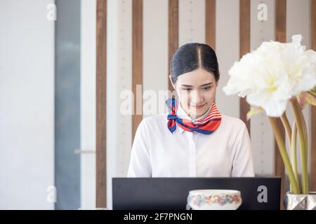 Les femmes de l'hôtel travaillent comme réceptionnistes professionnels derrière le comptoir Banque D'Images