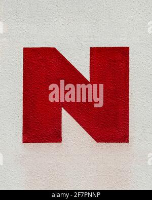 Lettre X rouge gras peinte sur un mur blanc Banque D'Images