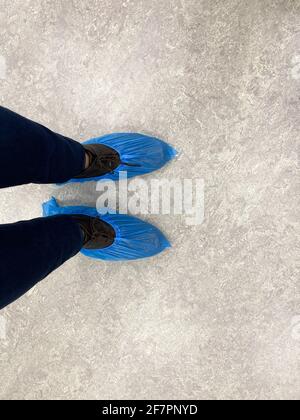 Une personne portait des chaussures de protection pendant Covid-19 . Banque D'Images