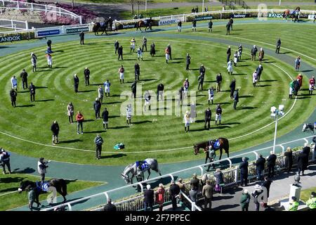 Des jockeys, des propriétaires et des entraîneurs se tiennent pour un silence de quelques minutes dans l'anneau de parade après l'annonce de la mort du duc d'Édimbourg, lors de la Journée des dames du Grand Festival national de santé de Randox 2021 à l'hippodrome d'Aintree, à Liverpool. Date de la photo: Vendredi 9 avril 2021. Banque D'Images