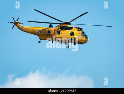 Une vue HDR de 3 images d'un hélicoptère Sea King de sauvetage de la RAF à Mayday cria au-dessus de Doncaster, dans le Yorkshire (202 escadron, champ de lecture de la RAF). 26 mai 2013 Banque D'Images