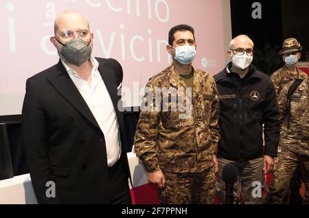 Bologne, Italie. 09e avril 2021. Bologna (hub vaccine Fiera)- Visita del commissario stratidario per l'emerdenza Covid19 Paolo Figliuolo e del capo della Protezione cile Fabrizio Curcio all'hub vaccine della Fiera. Partecipa il presidente della Regione Stefano Bonaccini - foto Michele Nucci corrispondente Bologna/LiveMedia crédit: Agence photo indépendante/Alamy Live News Banque D'Images