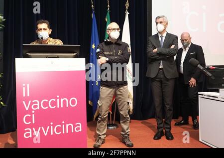 Bologne, Italie. 09e avril 2021. Bologna (hub vaccine Fiera)- Visita del commissario stratidario per l'emerdenza Covid19 Paolo Figliuolo e del capo della Protezione cile Fabrizio Curcio all'hub vaccine della Fiera. Partecipa il presidente della Regione Stefano Bonaccini - foto Michele Nucci corrispondente Bologna/LiveMedia crédit: Agence photo indépendante/Alamy Live News Banque D'Images