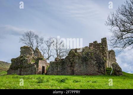 Une image HDR de 3 des ruines du château de Pendragon, maison réputée d'Uther Pendragon, près de la rivière Eden à Mallerstang, Cumbria, Angleterre. 26 mai 2007 Banque D'Images