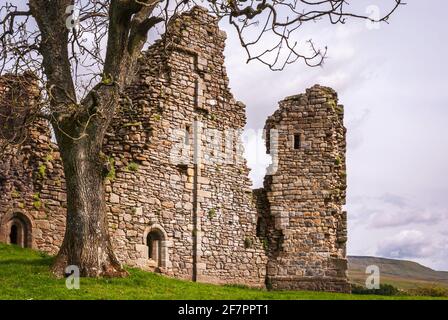 Une image HDR de 3 des ruines du château de Pendragon, maison réputée d'Uther Pendragon, près de la rivière Eden à Mallerstang, Cumbria, Angleterre. 26 mai 2007 Banque D'Images