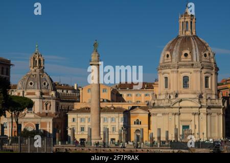 Colonne Trajan, église Santa Maria de Loreto et Chiesa del Santissimo Nome di Maria dans le Forum de Trajan. Rome, Italie Banque D'Images