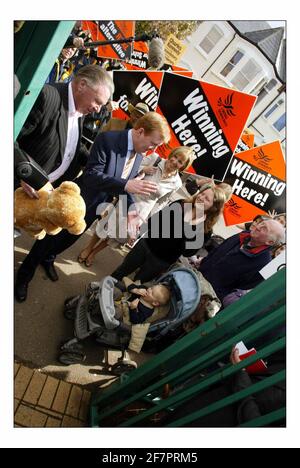 Charles Kennedy sur la piste électorale visite Weston Park École primaire dans le nord de Londres et répond aux questions de Children.pic David Sandison 27/4/2005 Banque D'Images