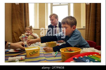 Photocall Charles Kennedy dans la crèche de l'Imperial Hotel À Blackpool pendant la Conférence des libéraux démocrates de 2005.pic David Sandison 20/9/2005 Banque D'Images