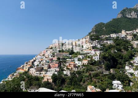 Positano sur la côte italienne d'Amalfi dans la mer Tyrrhénienne Italie Banque D'Images