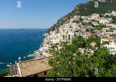 Positano sur la côte italienne d'Amalfi dans la mer Tyrrhénienne Italie Banque D'Images