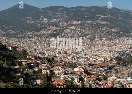 Alanya, Turquie. 7 avril 2021 vue aérienne de la ville d'Alanya sur les pentes des monts Taurus, Turquie. Banque D'Images