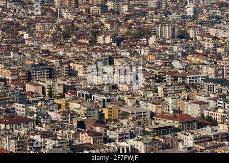 Alanya, Turquie. 7 avril 2021 vue aérienne des toits de la ville surpeuplée d'Alanya sur la côte turque, Turquie. Banque D'Images