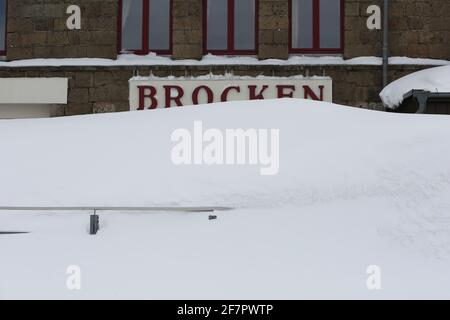 Schierke, Allemagne. 09e avril 2021. La gare de Brocken est recouverte de neige profonde. Le sommet du Harz est encore venteux. Tandis que dans les basses terres du Harz s'éveille lentement, le printemps est encore rude hiver sur le Brocken. Même dans les prochains jours, on s'attend encore à des chutes de neige sur le Brocken. Credit: Matthias Bein/dpa-Zentralbild/dpa/Alay Live News Banque D'Images