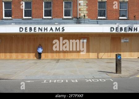 Un grand magasin Debenhams est monté à bord à Salisbury Wiltshire. Elle a été victime de la récession commerciale pandémique du coronavirus en 2020-21. Banque D'Images