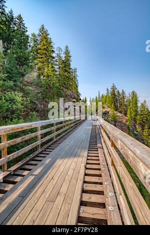 Piste cyclable au-dessus de l'ancien pont ferroviaire au-dessus du canyon Myra Vallée de l'Okanagan Banque D'Images