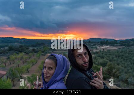 Portrait de deux amis heureux riant avoir un bon moment au coucher du soleil dans la campagne.avoir des amis amusants concept style de vie avec l'espace de copie. Banque D'Images