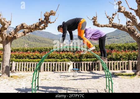 Jeune adulte couple jouant en plein air dans l'aire de jeux pour enfants.Happy concept homme et femme 30s couple revivant leur enfance. Banque D'Images