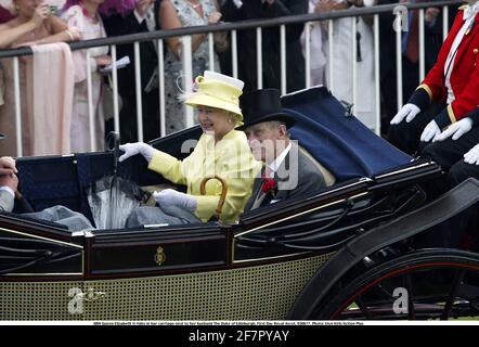 PHOTO DU DOSSIER : S.A.R. la reine Elizabeth II prend sa voiture à côté de son mari, le duc d'Édimbourg, première journée de Royal Ascot, 030617. Photo: Glyn Kirk/action plus.2003.royals royalties.courses hippiques courses hippiques.parapluies crédit: Action plus Sports Images/Alamy Live News Banque D'Images