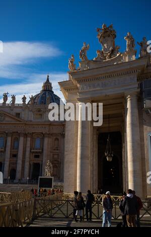 Vue sur les bâtiments de la colonne de Bernini. Vatican, Italie Banque D'Images