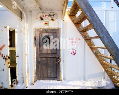 ancienne porte en bois sur un bateau abandonné Banque D'Images