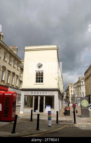 Fermeture des magasins de la ville de Bath somerset au Royaume-Uni. Radley Store sur Milsom St.High louer et la concurrence en ligne mènent à des temps difficiles. Banque D'Images