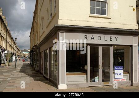 Fermeture des magasins de la ville de Bath somerset au Royaume-Uni. Radley Store sur Milsom St.High louer et la concurrence en ligne mènent à des temps difficiles. Banque D'Images