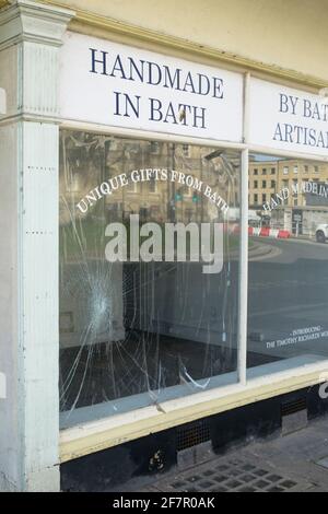 Fermeture des magasins de la ville de Bath somerset au Royaume-Uni. Les loyers élevés mènent à des périodes difficiles. Fait main dans la boutique de cadeaux Bath. Banque D'Images