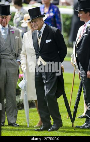 PHOTO DU DOSSIER : Prince Philip, duc d'Édimbourg, photographié au Royal Ascot 2016, à l'hippodrome d'Ascot. Date de la photo : 15 juin 2016. Le crédit photo doit être lu : Matt Crossick/ EMPICS Entertainment/Alay Live News Banque D'Images