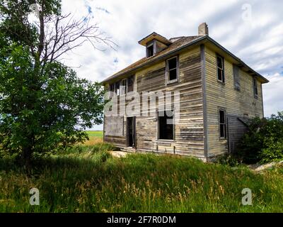 vue sur une maison de deux étages dans un cadre rural en été Banque D'Images