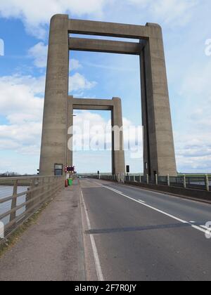 Elmley, Kent, Royaume-Uni. 9 avril 2021. Certaines scènes du nouveau drame d'ITV, « Too Close », devant être présenté lundi 21:00, ont été filmées autour du pont Kingsferry reliant l'île de Sheppey au Kent continental. Un piquage impliquant une voiture qui plonge du pont a coûté 100,000 £ en utilisant une équipe de piquage qui a travaillé sur James Bond. Photo : pont Kingsferry. Crédit : James Bell/Alay Live News Banque D'Images