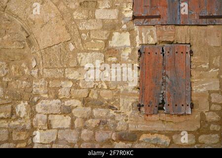 Mur de style provençal avec volets en bois dans le village pittoresque de Lacoste en Provence-Alpes-Côte d'Azur Vaucluse, France. Banque D'Images