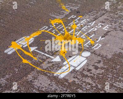 Peinture jaune au dessus de s'il vous plaît garder social distancé signe sur un trottoir dans le bain de Matlock Derbyshire Angleterre en avril 2021. Banque D'Images