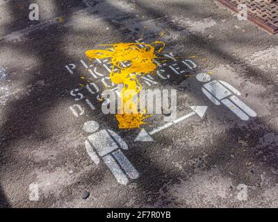 Peinture jaune au dessus de s'il vous plaît garder social distancé signe sur un trottoir dans le bain de Matlock Derbyshire Angleterre en avril 2021. Banque D'Images