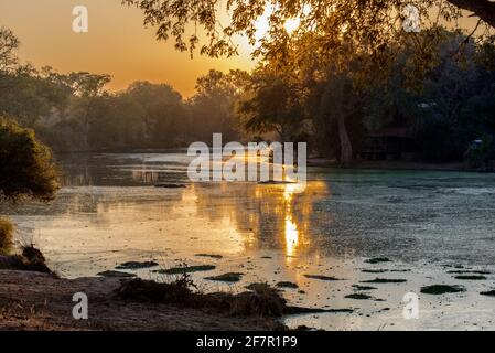 Vue en soirée sur le lac dans le parc animalier de South Luangwa Banque D'Images