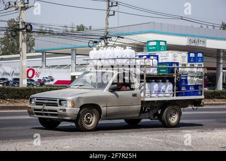 Chiangmai, Thaïlande - Mars 5 2021: Livraison d'eau potable camion de ramassage. Sur la route n°1001, à 8 km de la ville de Chiangmai. Banque D'Images