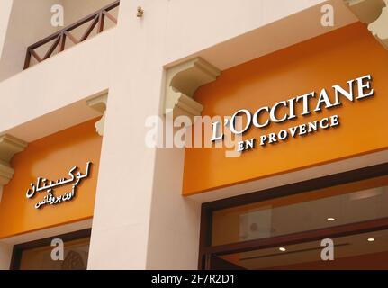 Boutique signes en arabe et en anglais pour l’Occitane, le centre commercial avenues, Manama, Royaume de Bahreïn Banque D'Images