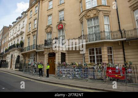 Des policiers ont été déployés à l'extérieur de l'ambassade du Myanmar à Londres.l'ambassadeur au Royaume-Uni, Kyaw Zwar Minn, s'est vu refuser l'entrée dans le bâtiment de la rue Charles à Mayfair mercredi soir. Banque D'Images