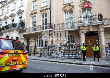 Des policiers ont été déployés à l'extérieur de l'ambassade du Myanmar à Londres.l'ambassadeur au Royaume-Uni, Kyaw Zwar Minn, s'est vu refuser l'entrée dans le bâtiment de la rue Charles à Mayfair mercredi soir. Banque D'Images